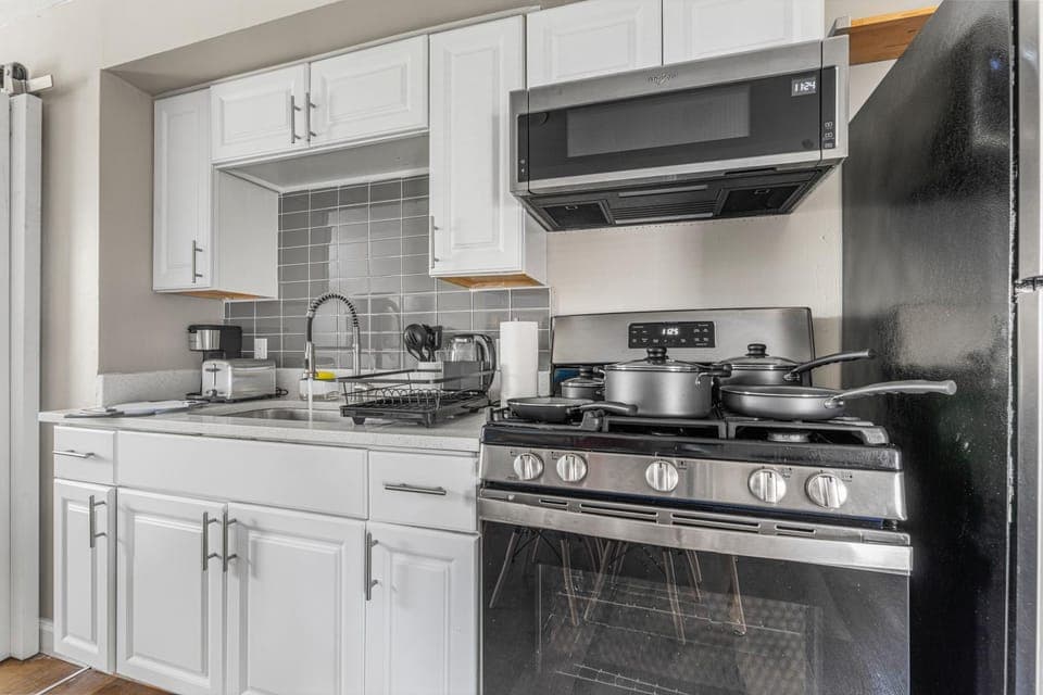 Coffee/tea facilities, Kitchen or kitchenette, dishwasher, oven, stove, toaster