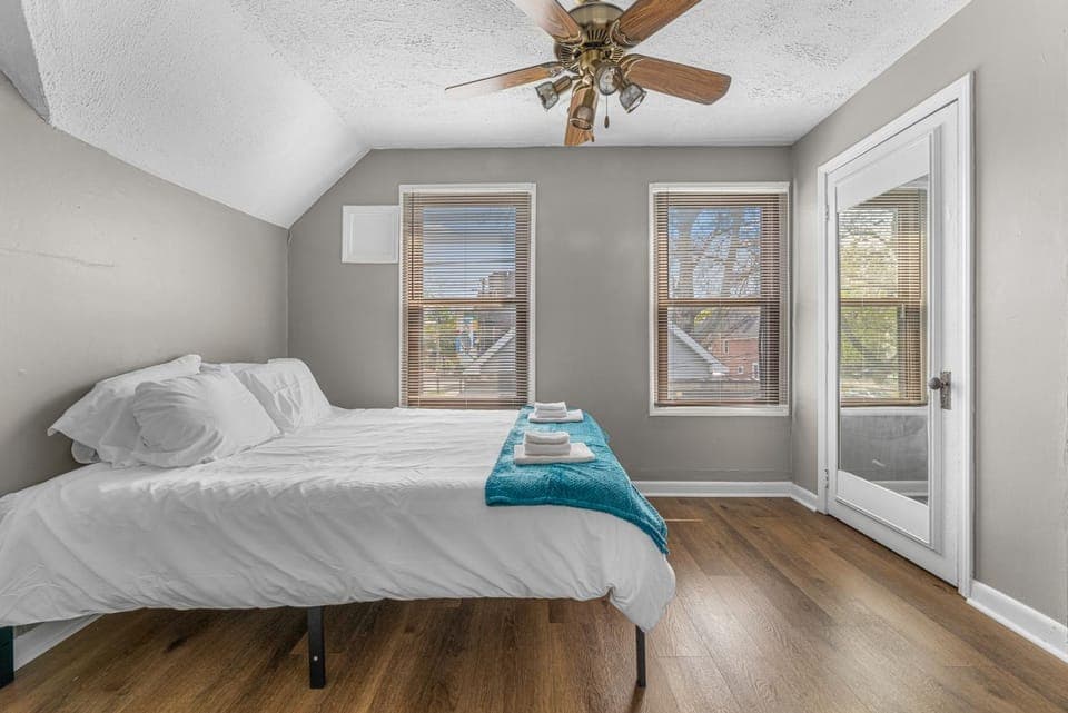 Bed, Photo of the whole room, Bedroom, towels