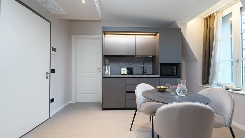 Kitchen or kitchenette, Dining area