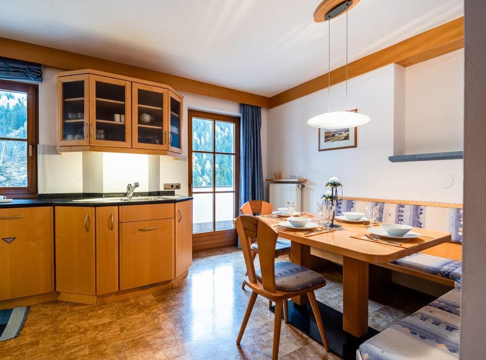 Kitchen or kitchenette, Dining area