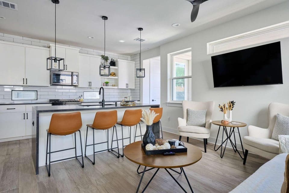 TV and multimedia, Kitchen or kitchenette, Living room, Seating area