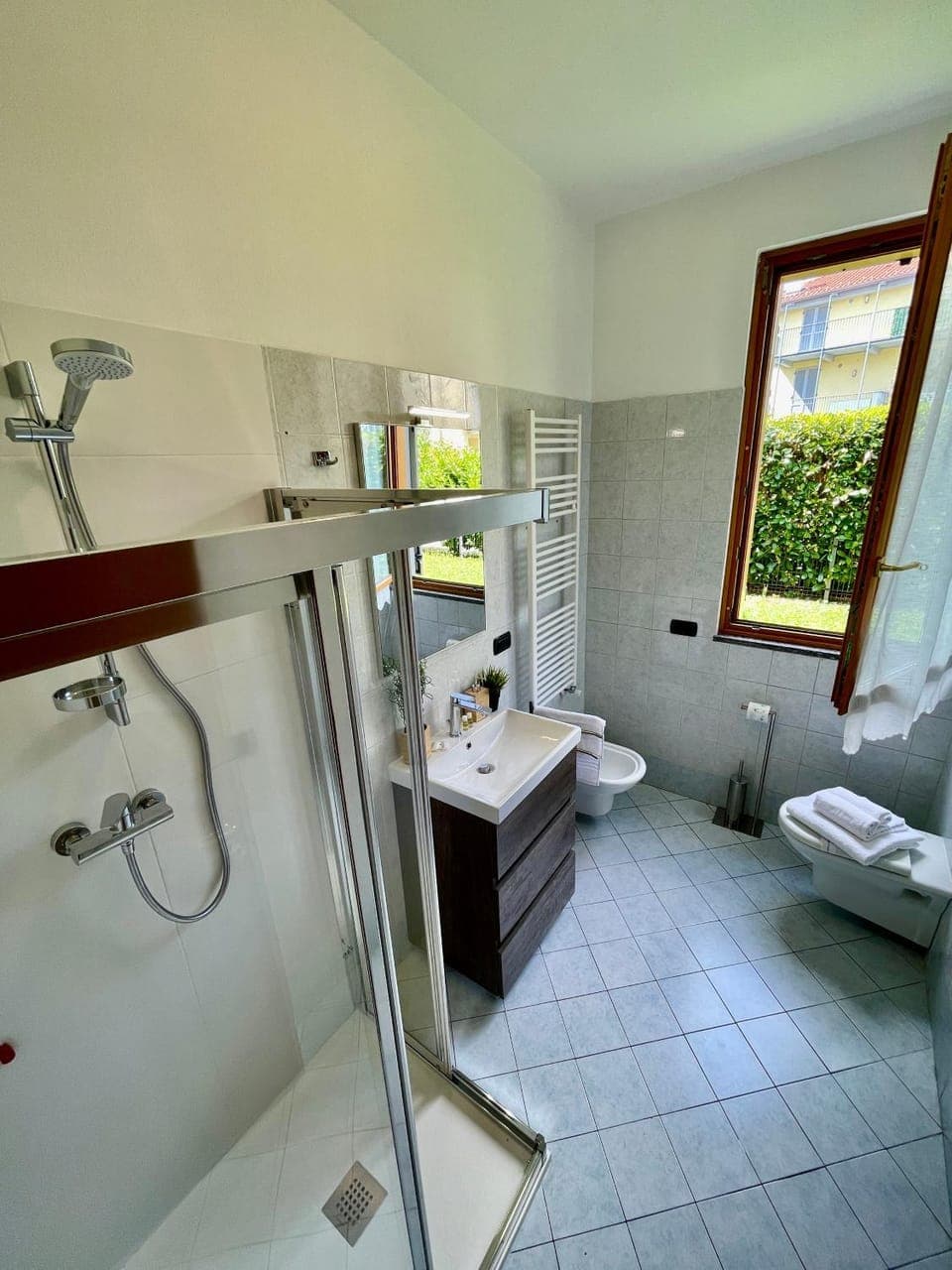 Shower, Toilet, Bathroom, bidet, towels