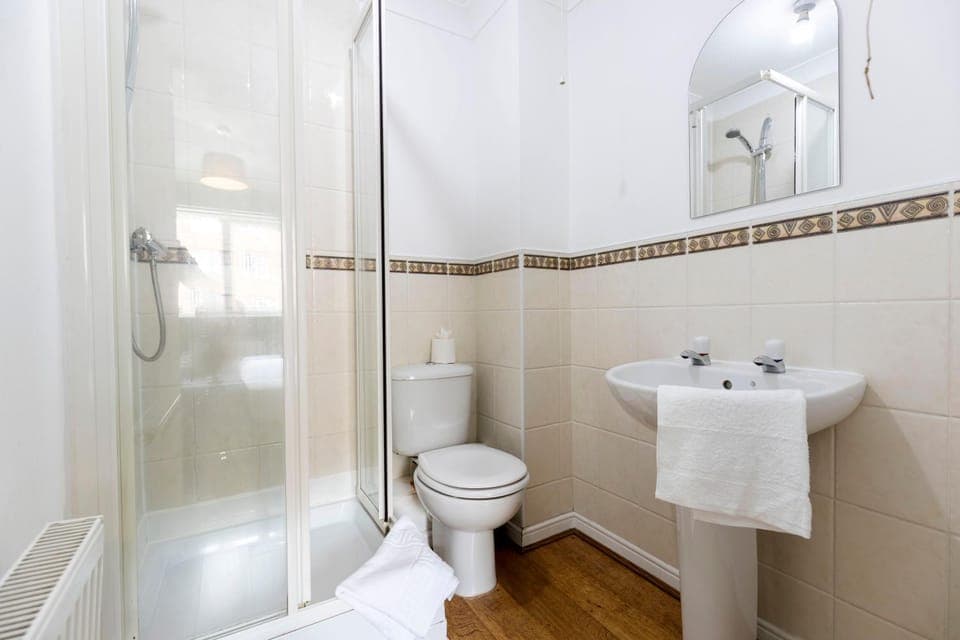 Shower, Toilet, Bathroom, towels