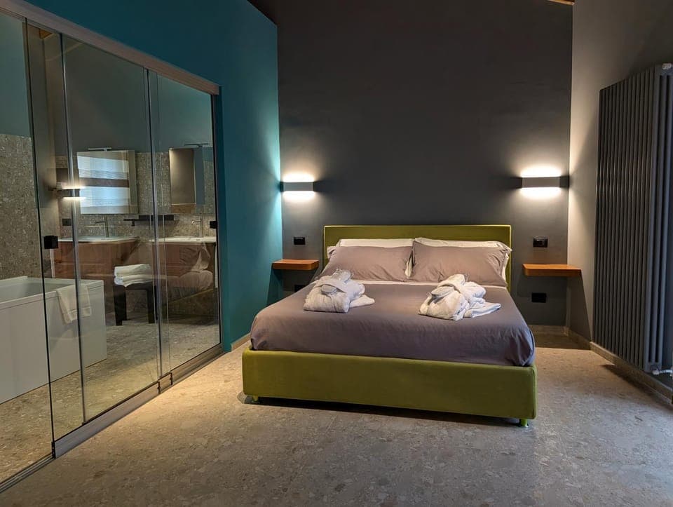 Bed, Photo of the whole room, Bedroom, towels