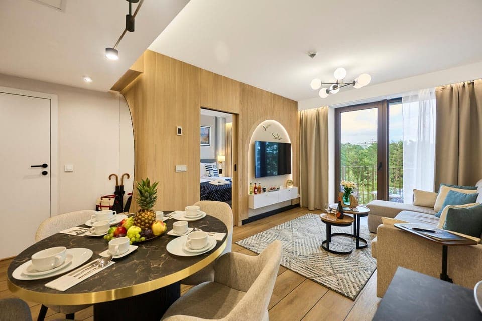 TV and multimedia, Photo of the whole room, Seating area, Dining area