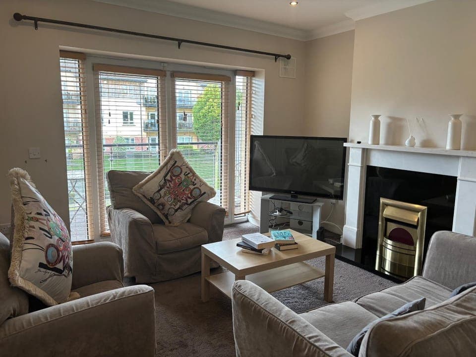 Communal lounge/ TV room, TV and multimedia, Living room, Seating area, Evening entertainment