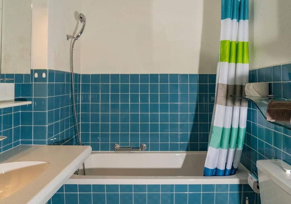 Bathroom, Bath, towels