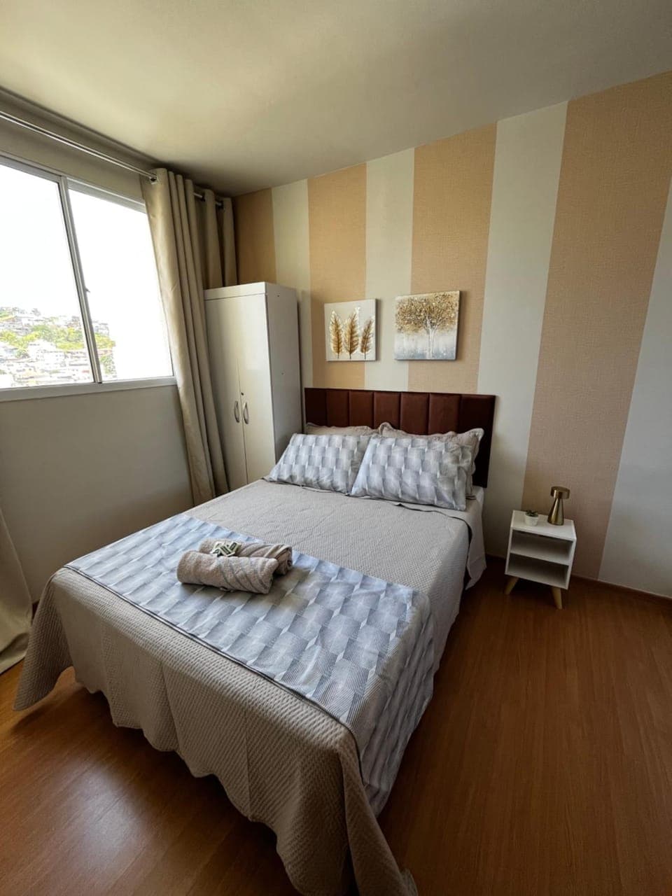 Bed, Bedroom, towels