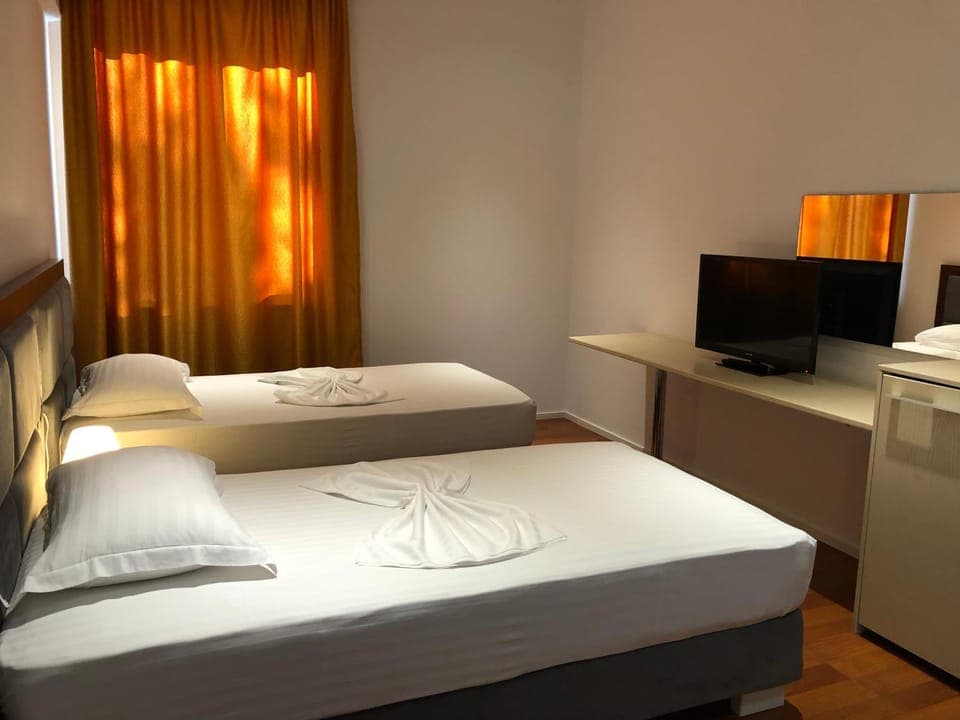 Bed, TV and multimedia, Bedroom