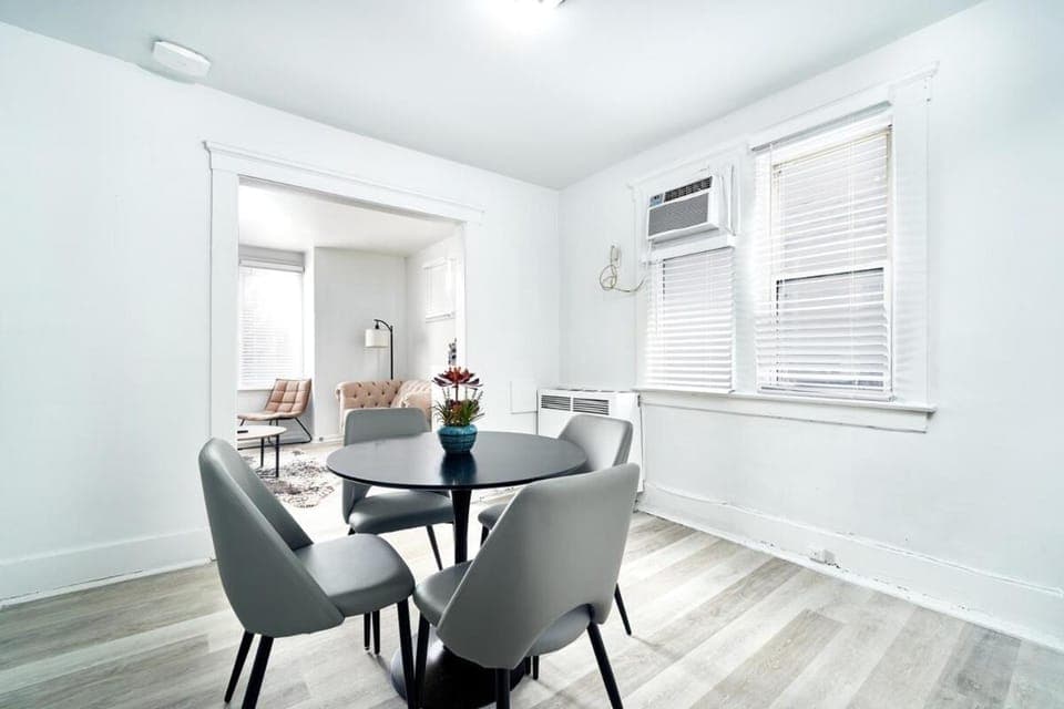 Trendy 3 BedRoom Perfect for Long Stays! ! ! Apartment in Windsor