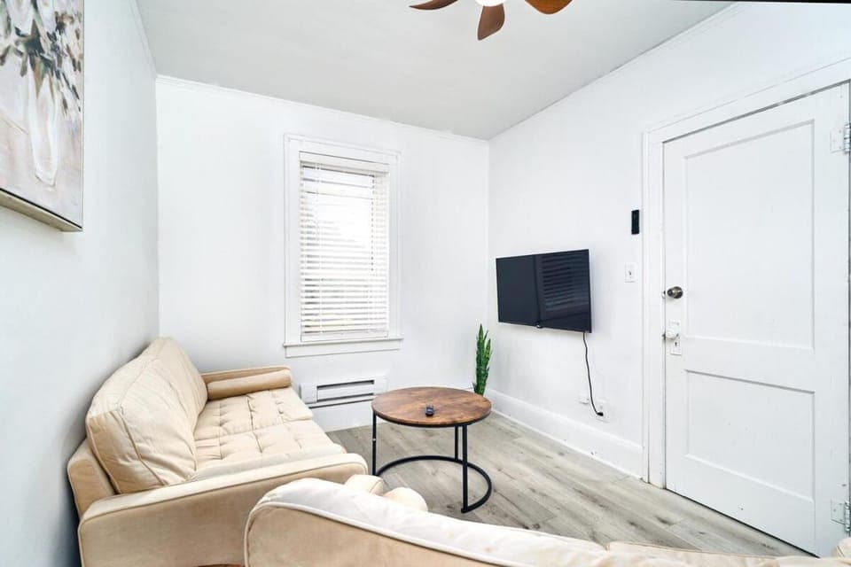 Bright Quiet One Bedroom Apartment Apartment in Windsor