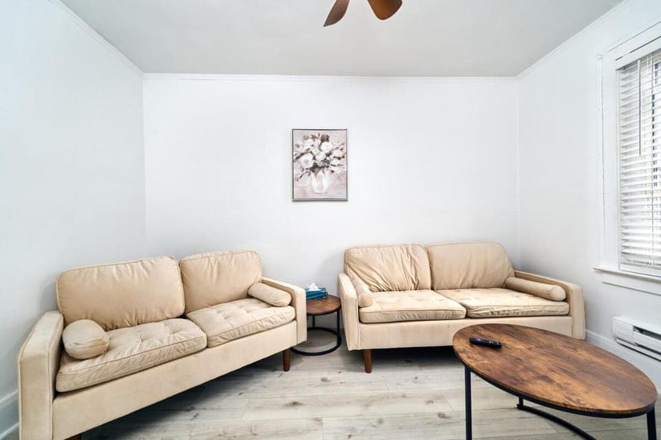 Bright Quiet One Bedroom Apartment Apartment in Windsor