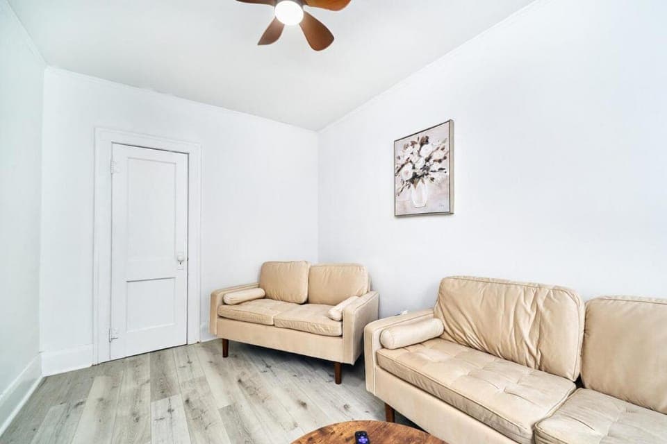 Bright Quiet One Bedroom Apartment Apartment in Windsor