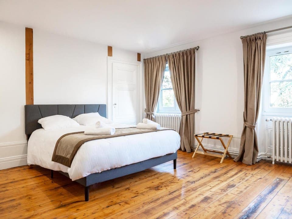 Photo of the whole room, Bedroom