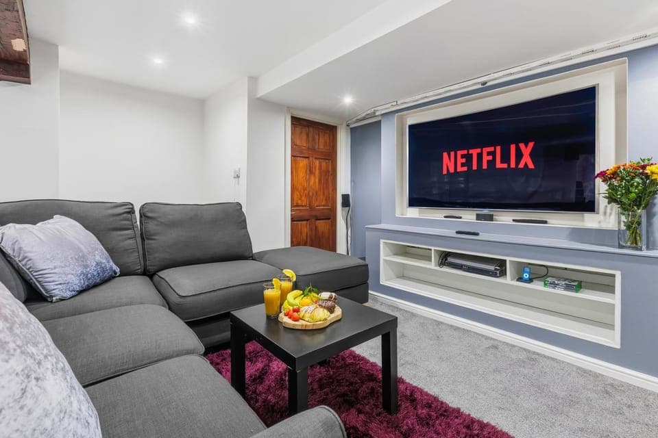 Communal lounge/ TV room, TV and multimedia