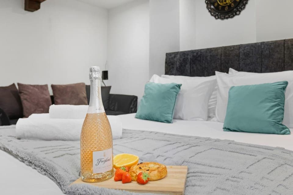 Bathroom, Seating area, Alcoholic drinks