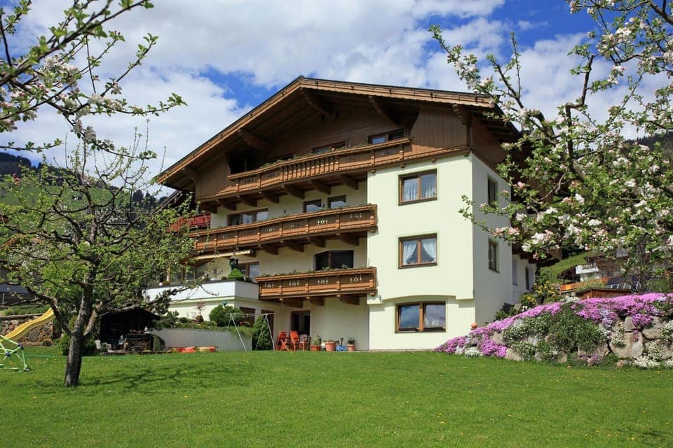 Property building, Day, Natural landscape, Garden, Garden view