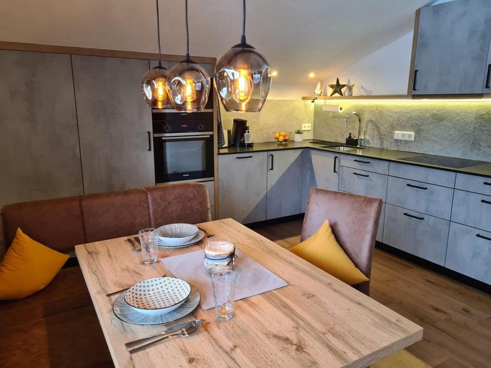 Kitchen or kitchenette, Dining area, stove