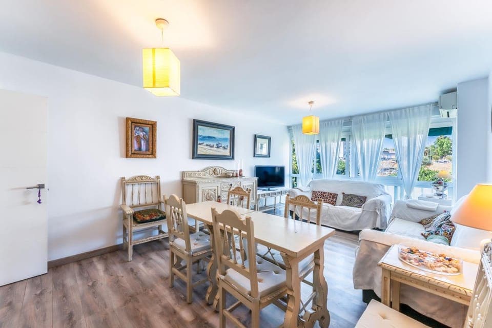 TV and multimedia, Living room, Seating area, Dining area, air conditioner