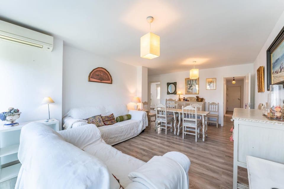 TV and multimedia, Living room, Seating area, Dining area, air conditioner