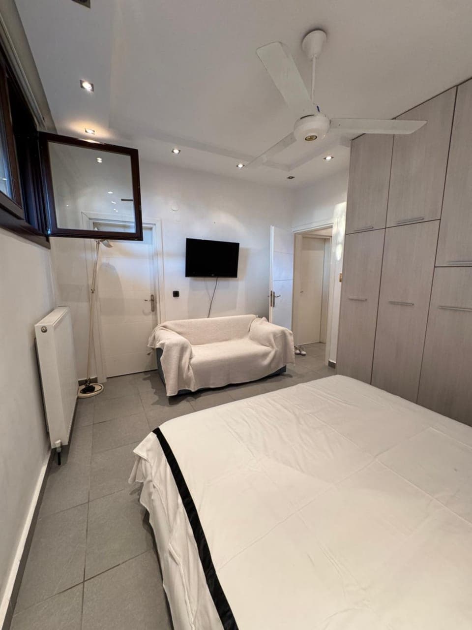 Bed, TV and multimedia, Bedroom, wardrobe, air conditioner