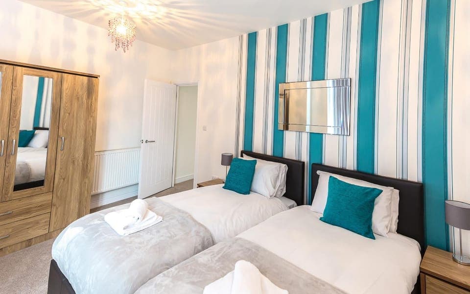 Bed, Day, Decorative detail, Bedroom, On site