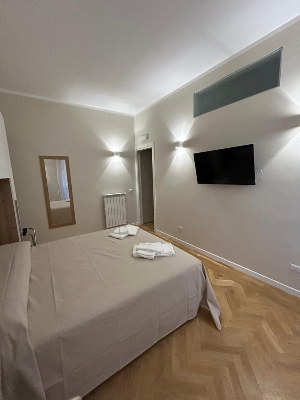 Bed, TV and multimedia, Photo of the whole room, Bedroom, towels