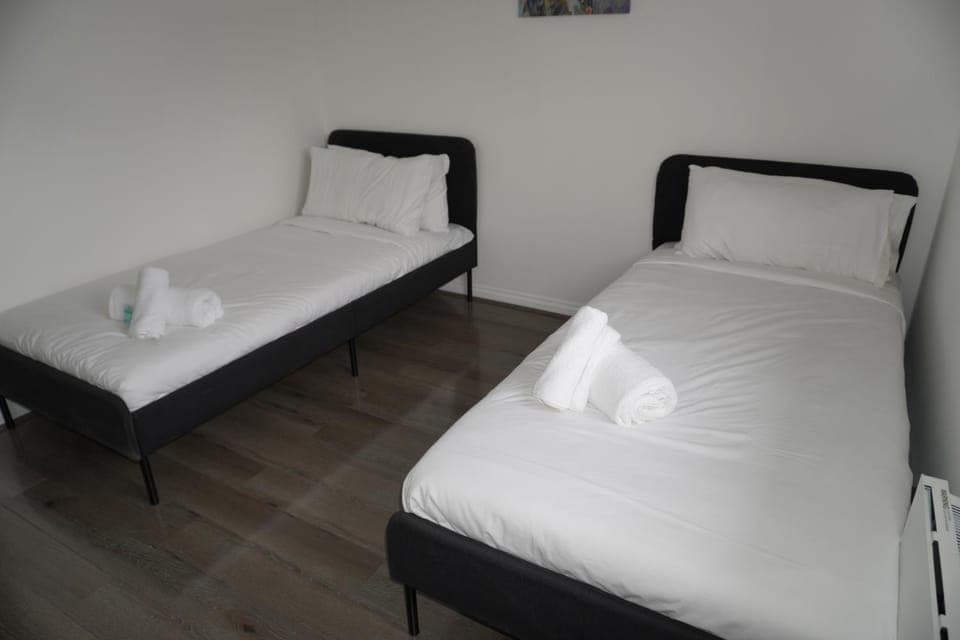 Bed, Bedroom, towels