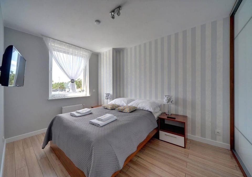 Bed, TV and multimedia, Photo of the whole room, Bedroom