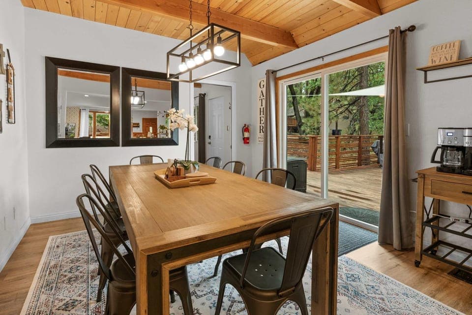 Navigate Stays 5BR Group Lodge Near Mountain & Fun House in Big Bear