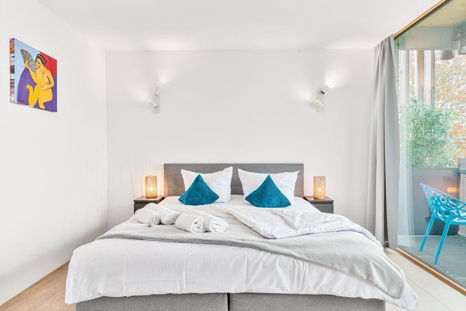 Bed, Balcony/Terrace, Balcony/Terrace, Photo of the whole room, Bedroom, Lake view, towels, wardrobe