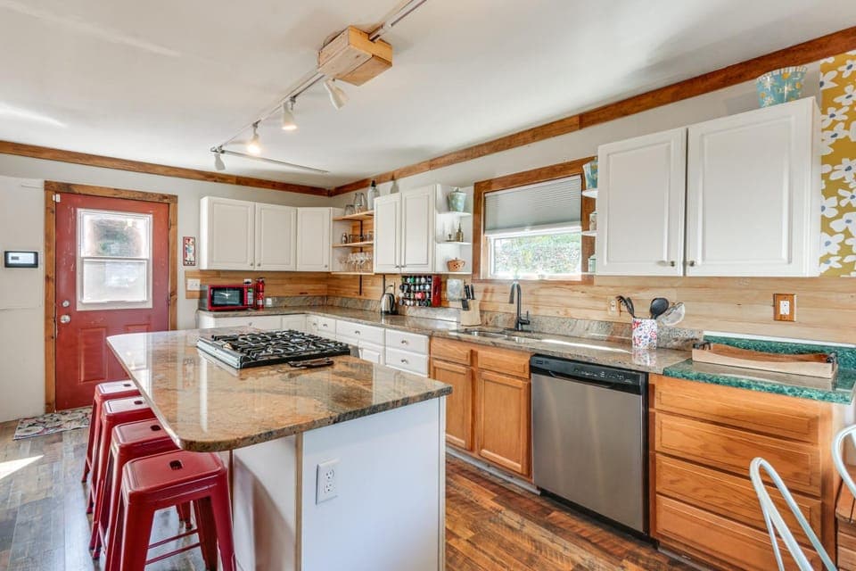 3 Mi to Blackwater Falls: Mtn Retreat w/ Hot Tub House in Shenandoah Valley