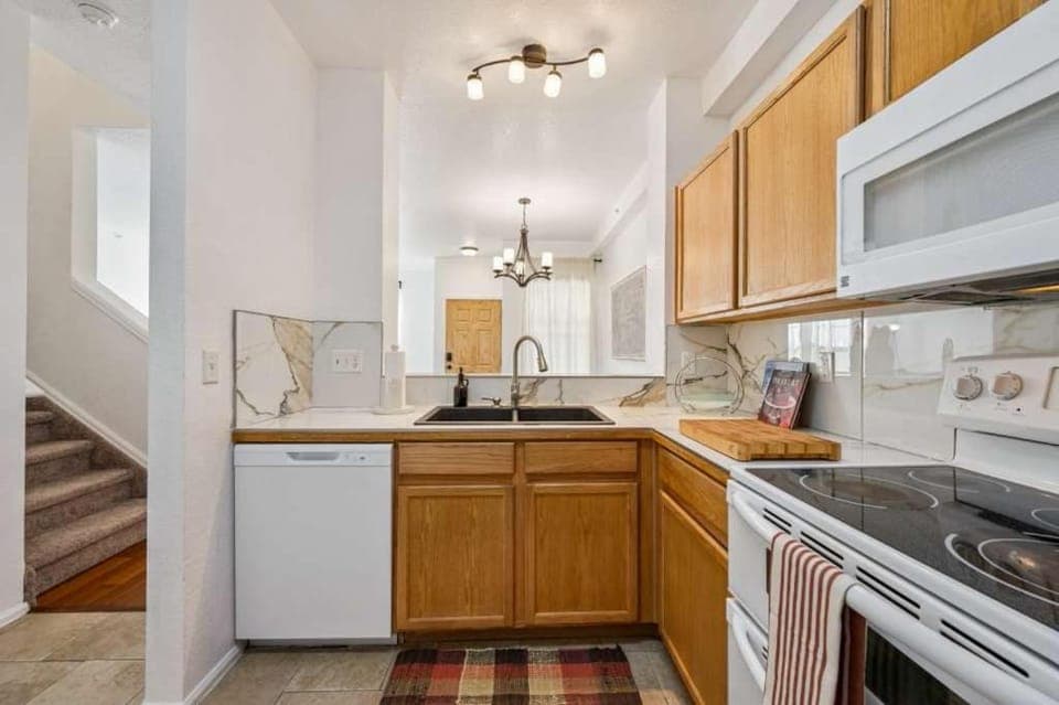 3BR Modern Retreat, Close to DIA & Downtown Denver Apartment in Commerce City