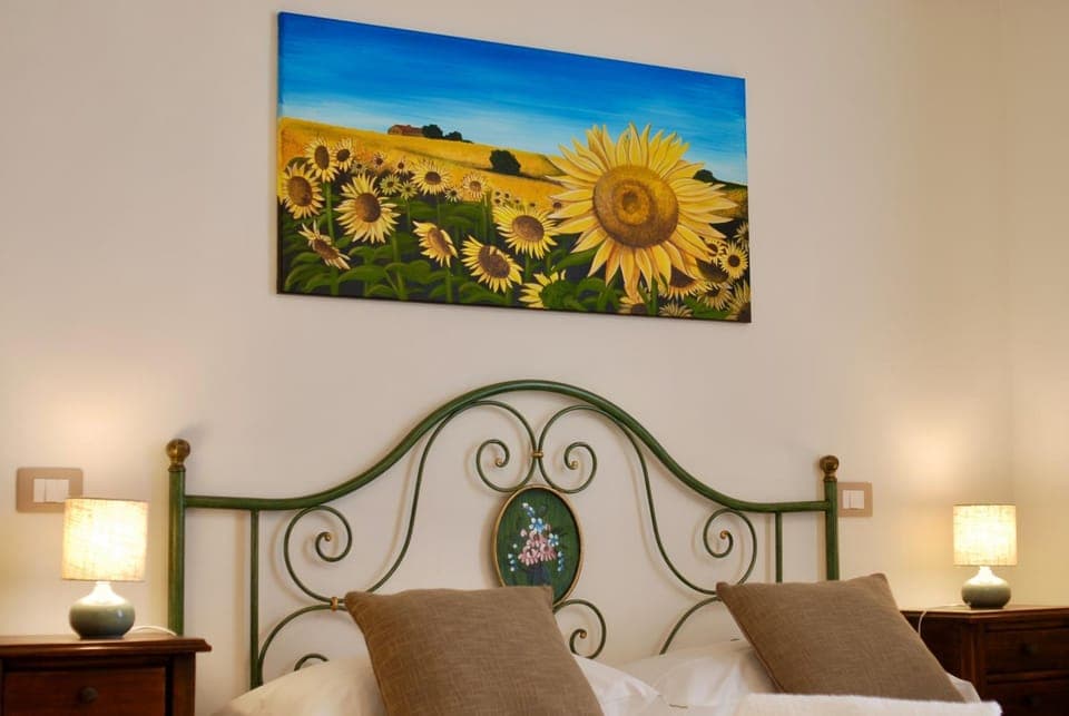 Bed, Photo of the whole room, Decorative detail, Bedroom