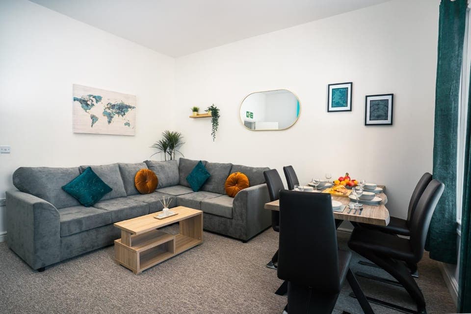 Living room, Seating area, Dining area, heating, internet