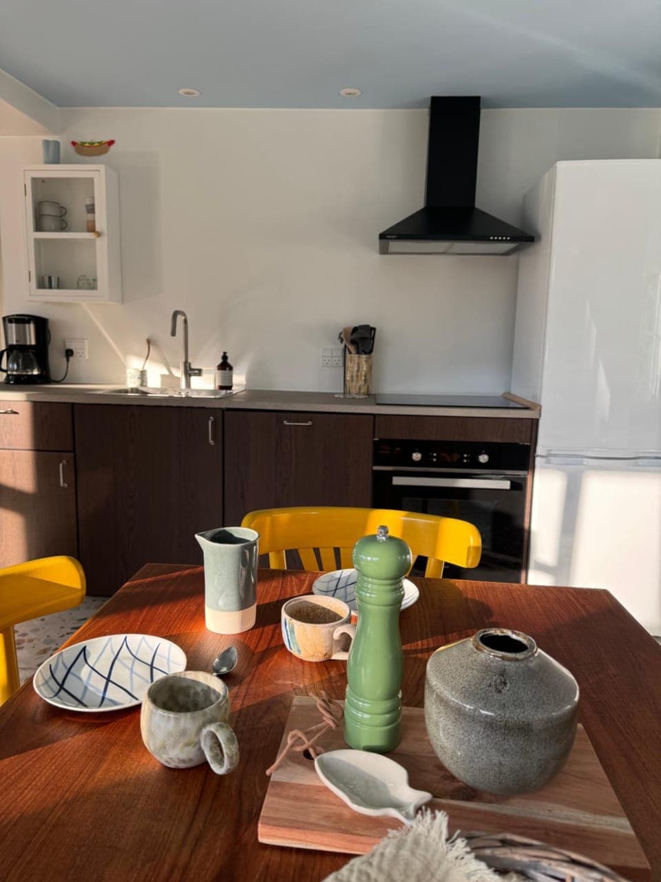 Coffee/tea facilities, Kitchen or kitchenette, Dining area, dishwasher, oven, stove