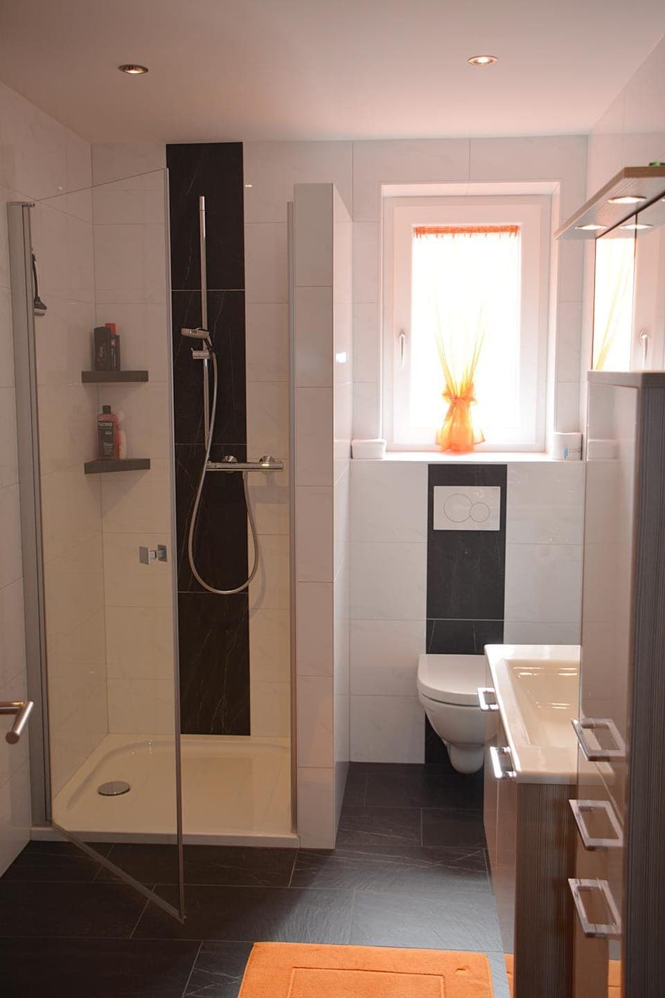 Garden, Bathroom, Balcony/Terrace, Decorative detail, Lake view, Mountain view, Family