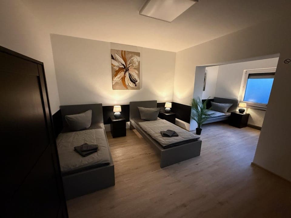 Bed, TV and multimedia, Photo of the whole room, Seating area, Bedroom