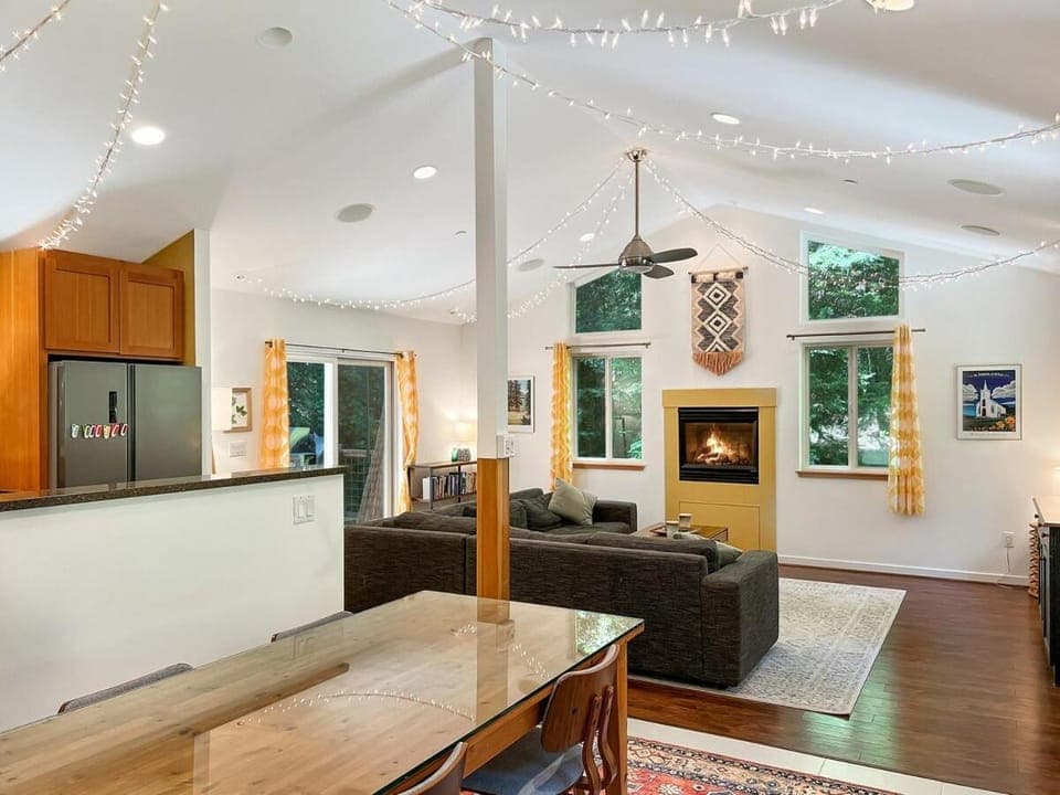 Living room, Dining area, fireplace