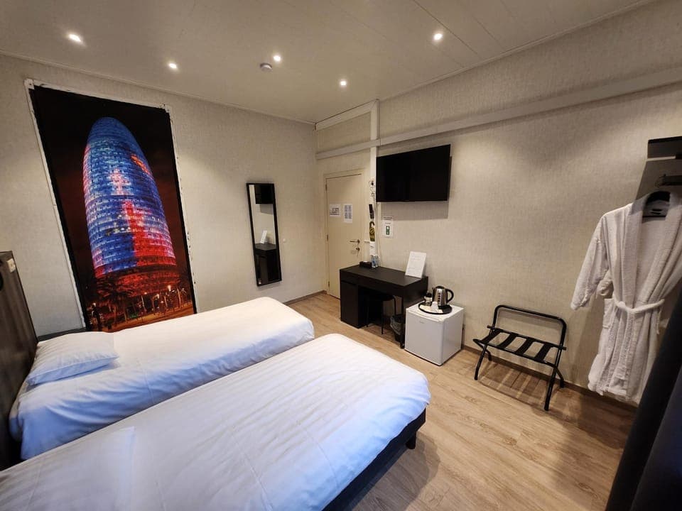 Bed, TV and multimedia, Photo of the whole room, Bedroom