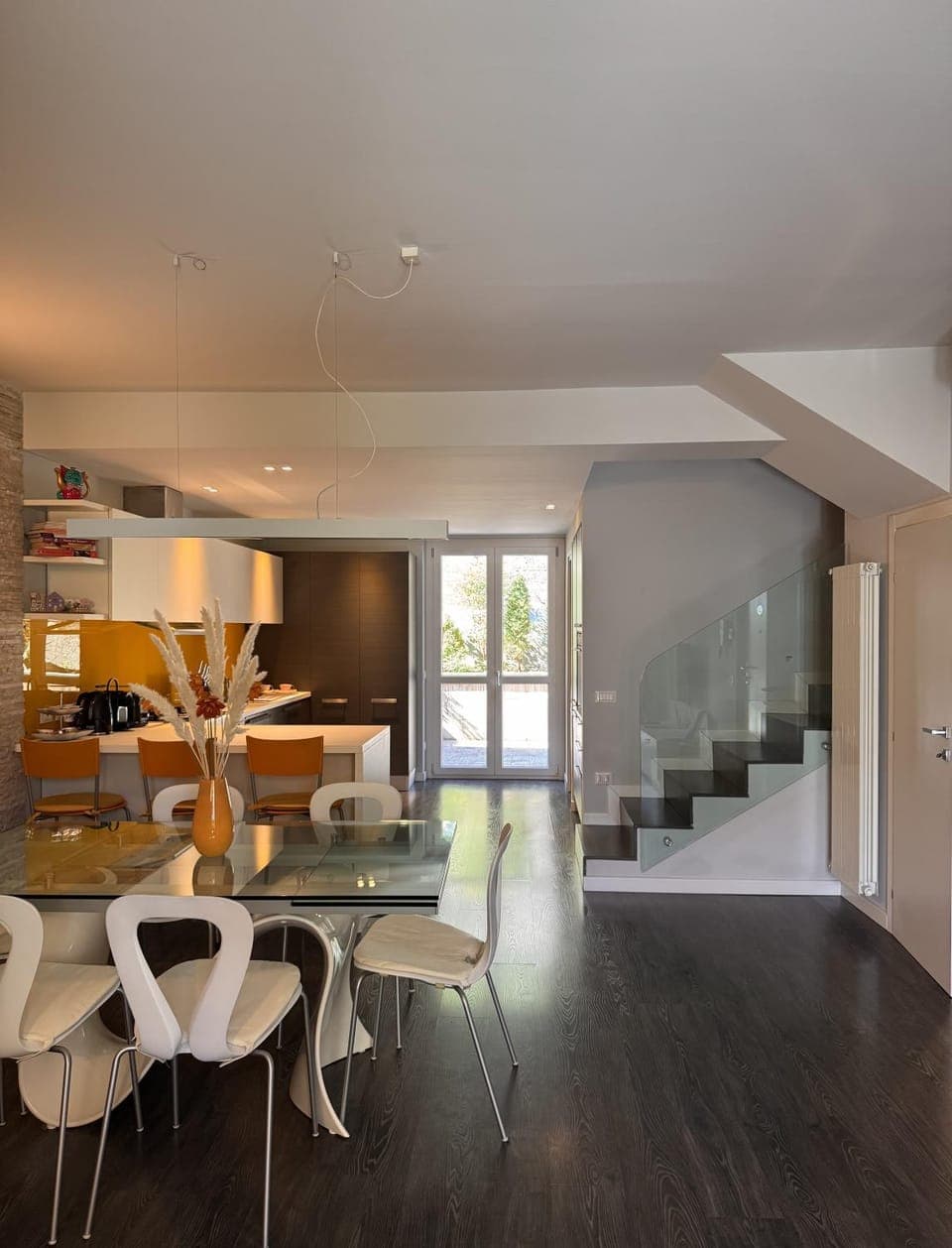 Kitchen or kitchenette, Living room, Seating area, Dining area