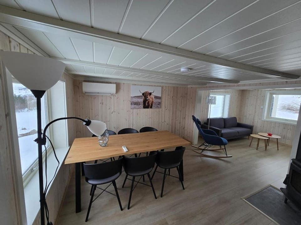 TV and multimedia, Living room, Seating area, Dining area, air conditioner