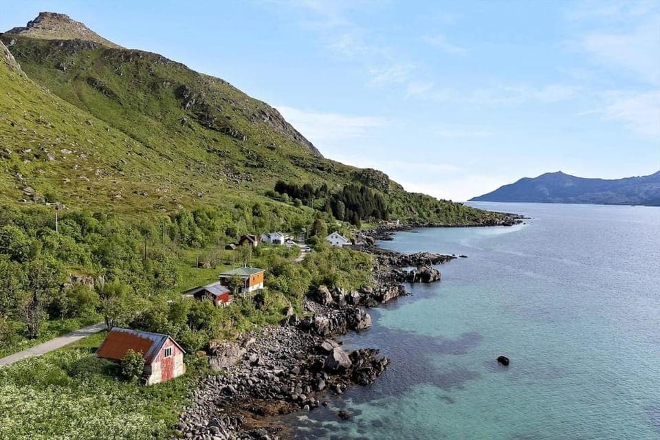 Midnight-sun and Northern-lights house by ocean House in Lofoten