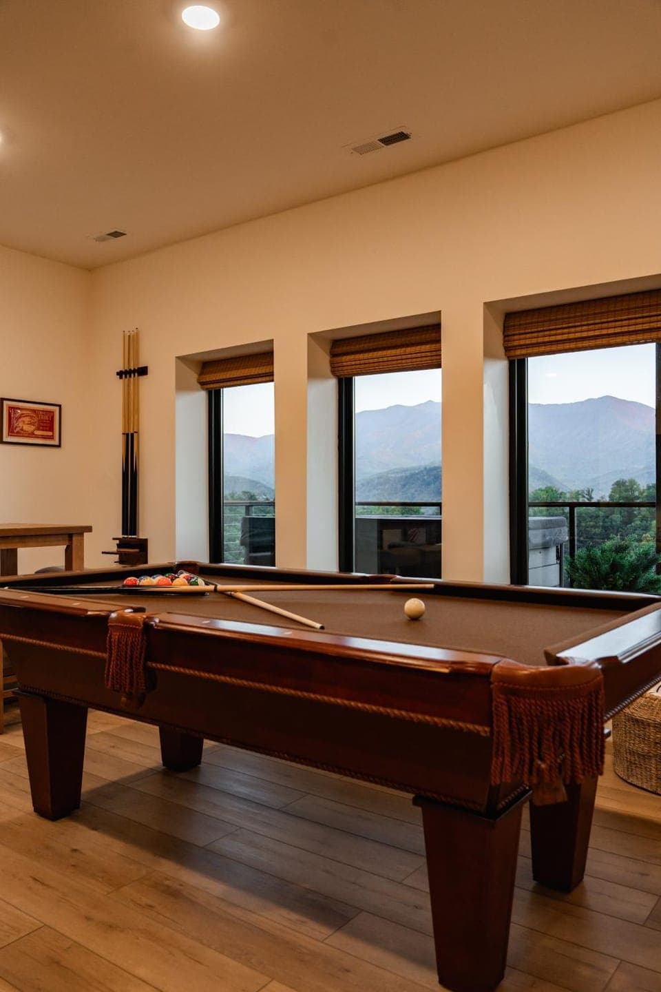 Family 5BR Cabin Near Downtown Gatlinburg With Games Hot Tub Cabin in Gatlinburg