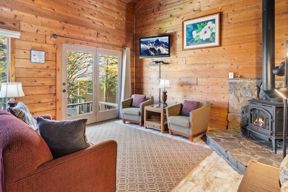 The Pacesetter Best Location on the Mountain Apartment in Snowshoe