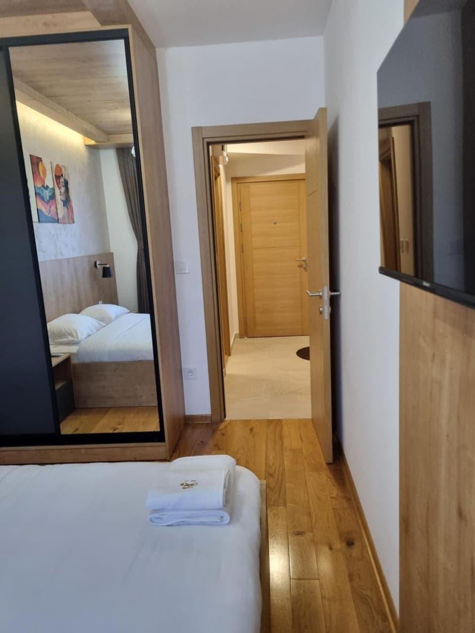 Bed, TV and multimedia, Photo of the whole room, Bedroom, towels, wardrobe