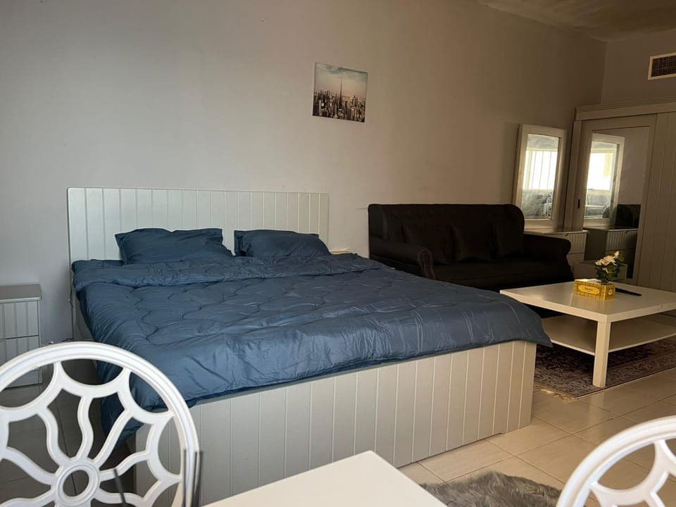 Bed, Seating area, Bedroom