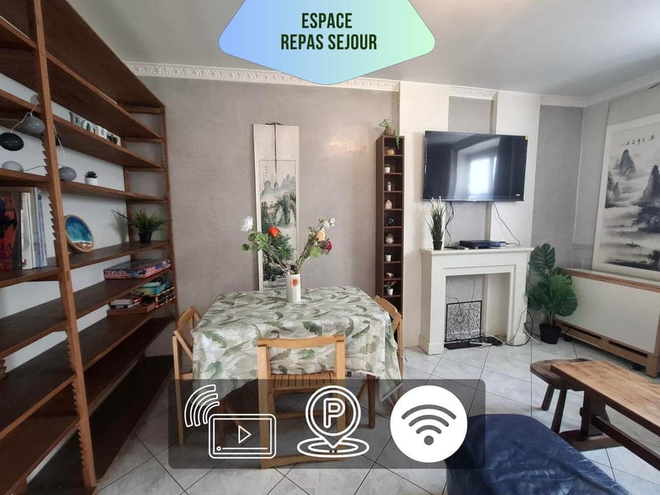 Bed, TV and multimedia, Kitchen or kitchenette, Living room, Seating area, Dining area