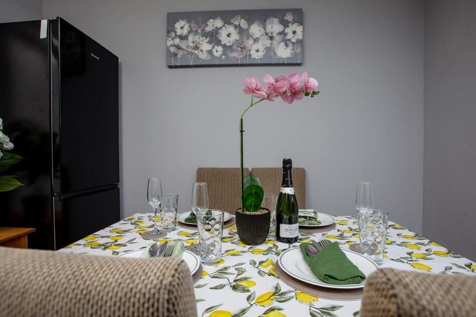 Living room, Seating area, Dining area, Alcoholic drinks