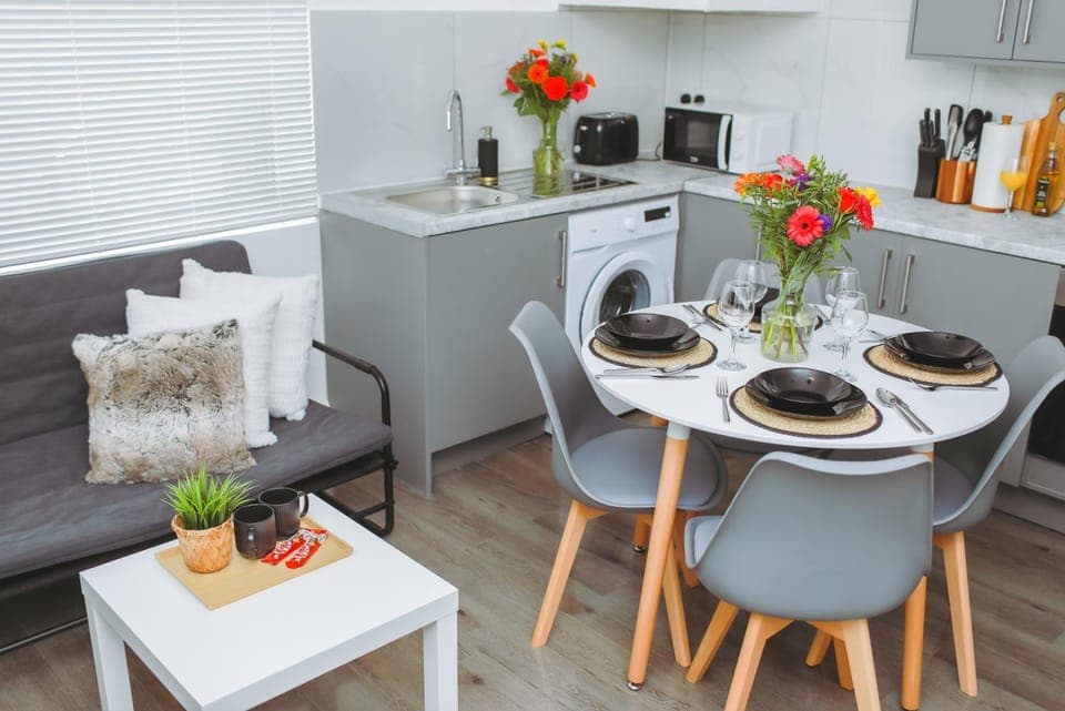 Coffee/tea facilities, Kitchen or kitchenette, Living room, Food and drinks, Seating area, Dining area